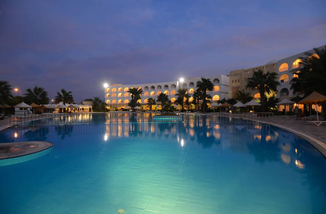 Vistas piscina nocturna Sidi Mansour Resort & Spa