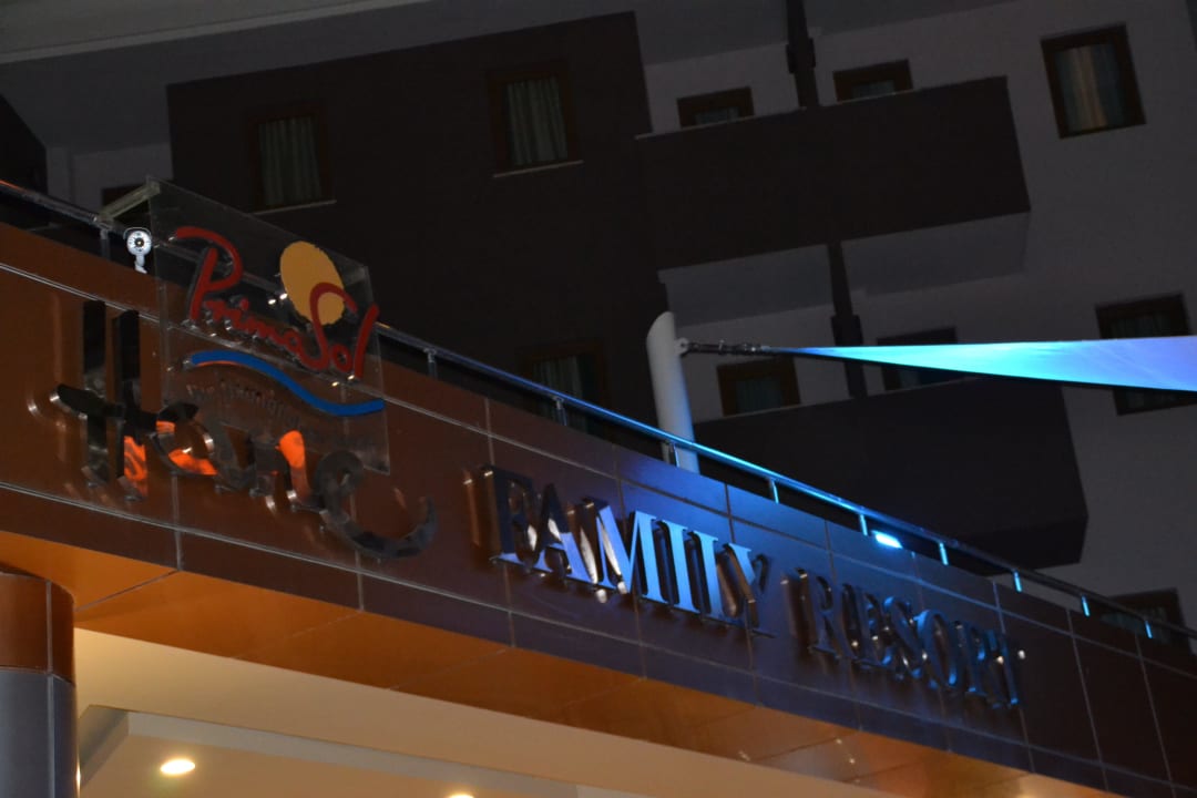 Hotelschild am Abend Hane Family Resort