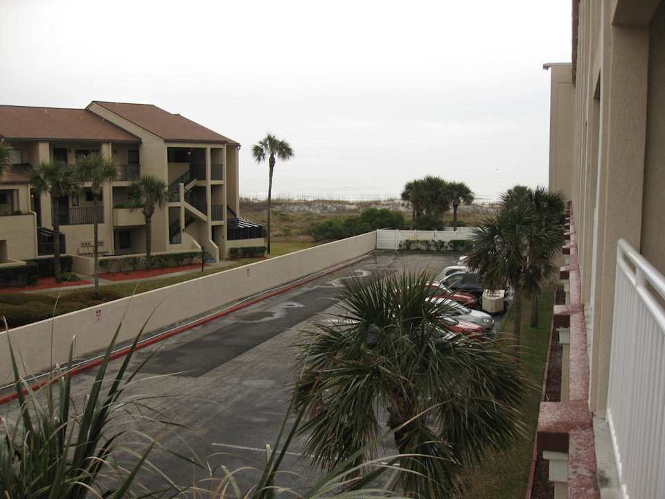 Blick aus dem Zimmer auf Parkplatz und Meer Hotel Holiday Isle Oceanfront Resort