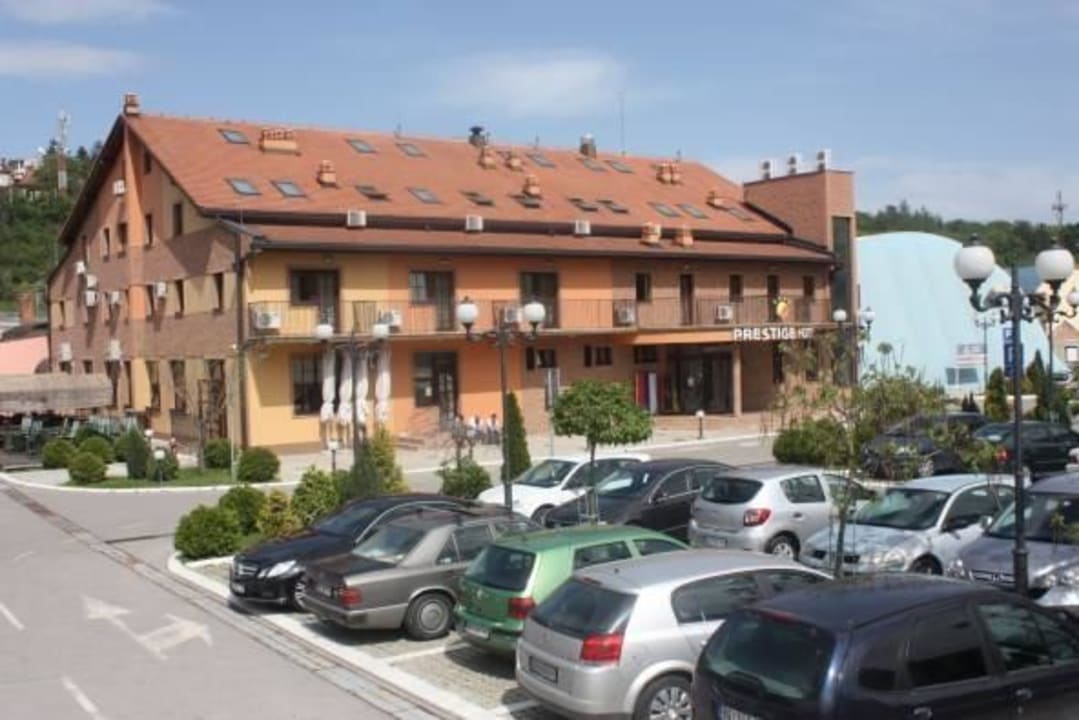 Aussen vom Parkplatz Hotel Prestige