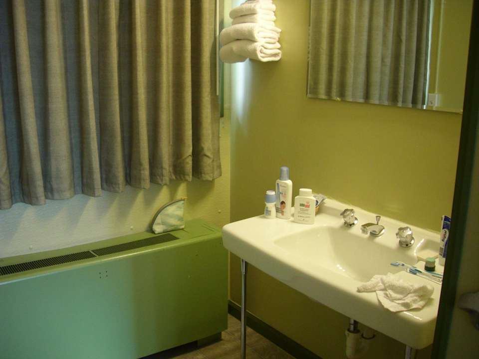 Waschbecken im Zimmer Motel Pinconning Trail Inn