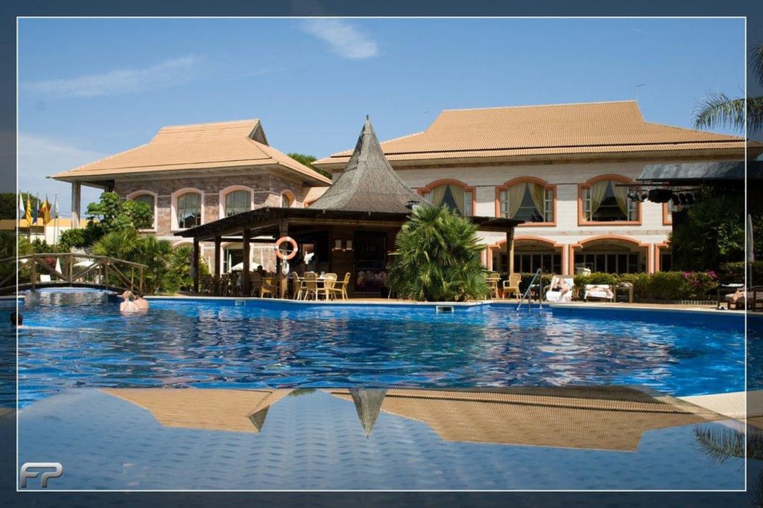 Blick von der Liege auf den Pool VIVA Cala Mesquida Suites & Spa 16+