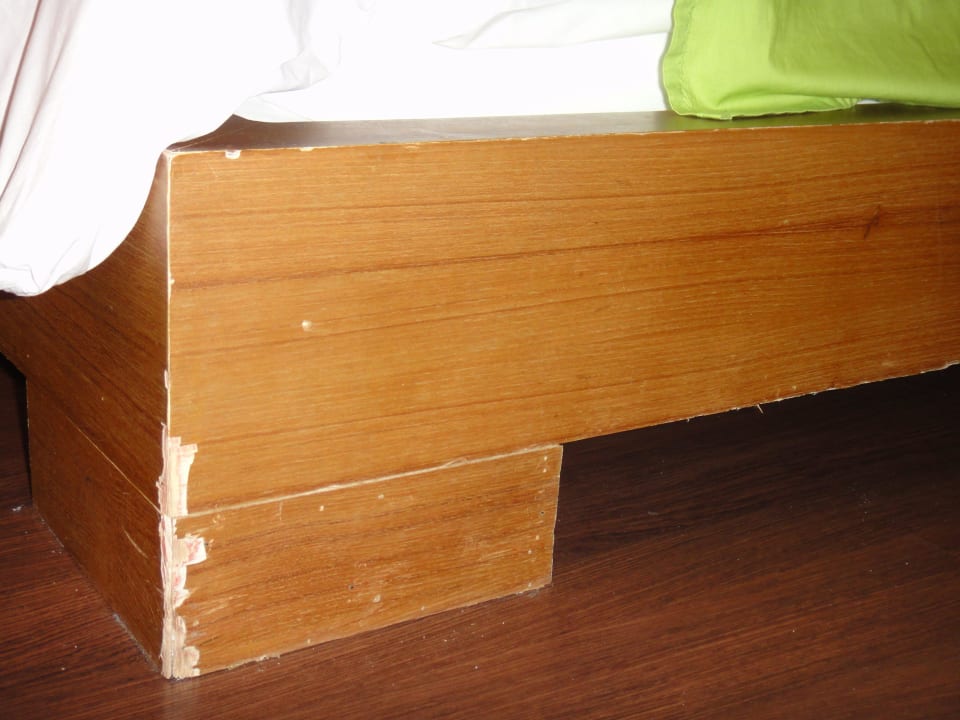 Schrottreifes Bett mit spitzen Kanten DoubleTree by Hilton Phuket Banthai Resort