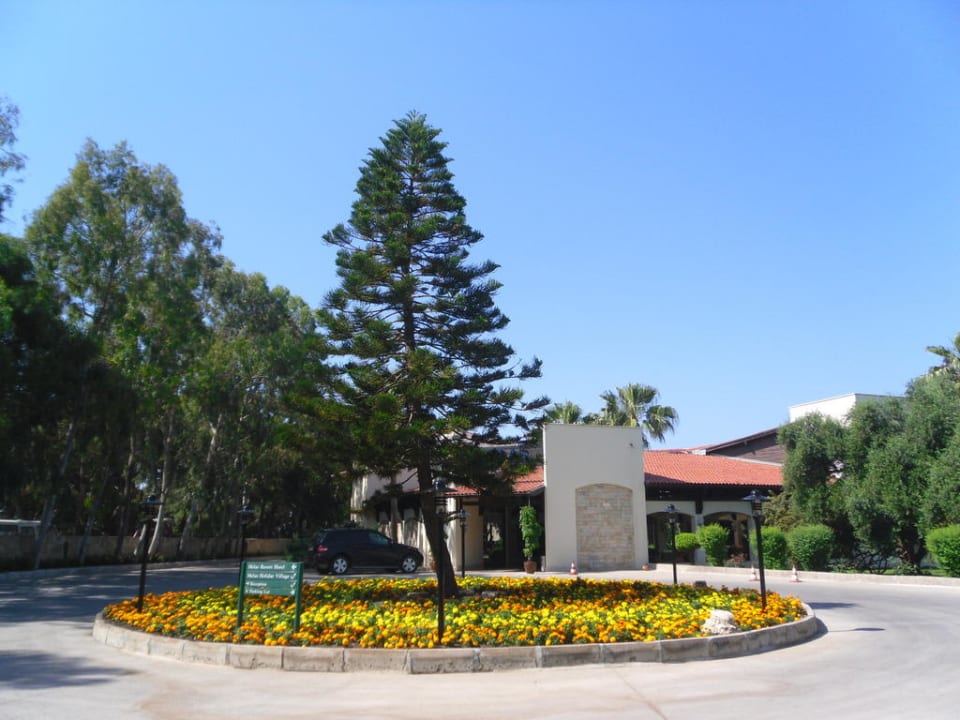 Eingang Melas Holiday Village