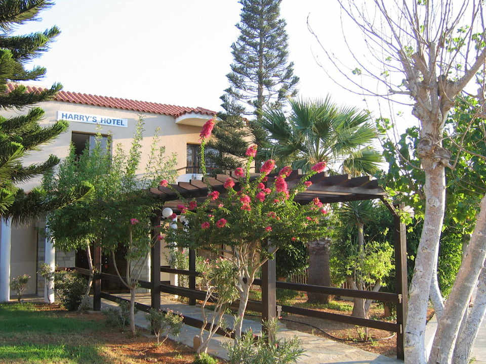 Центральный вход в отель Hotel Harry's