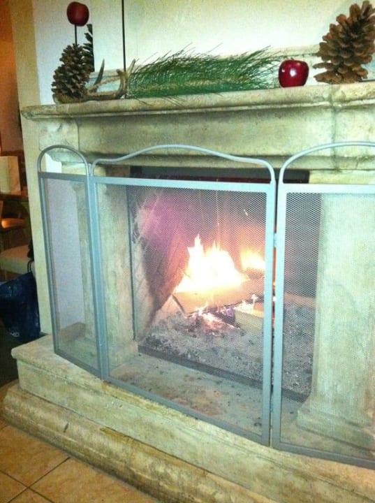 Der offene Kamin im Lobbybereich Naturhotel Forsthofgut