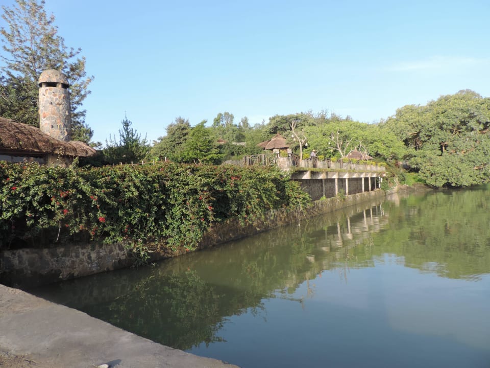 Blick vom Hotelsteg zum Hotel Kuriftu Resort