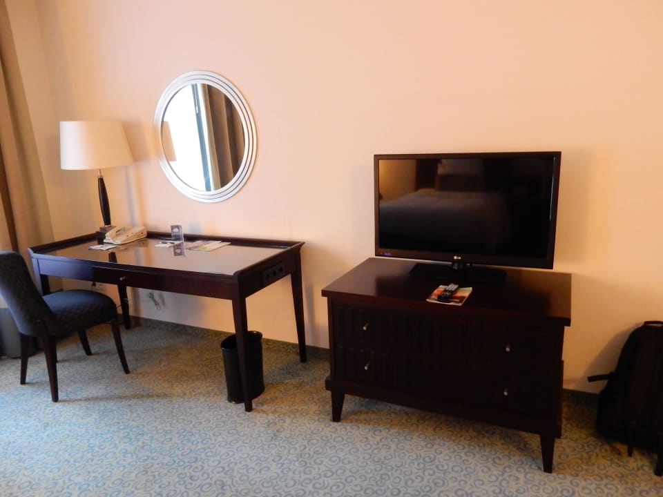 Schreibtisch und TV Lindner Hotel Cologne City Plaza, part of JdV by Hyatt
