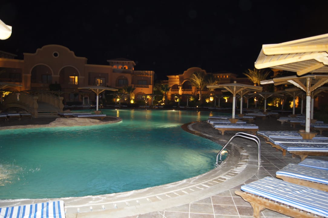 Pool bei Nacht Charmillion Gardens Aquapark