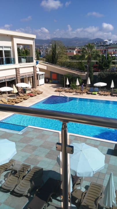 Ausblick zum Pool Solivia Hotel