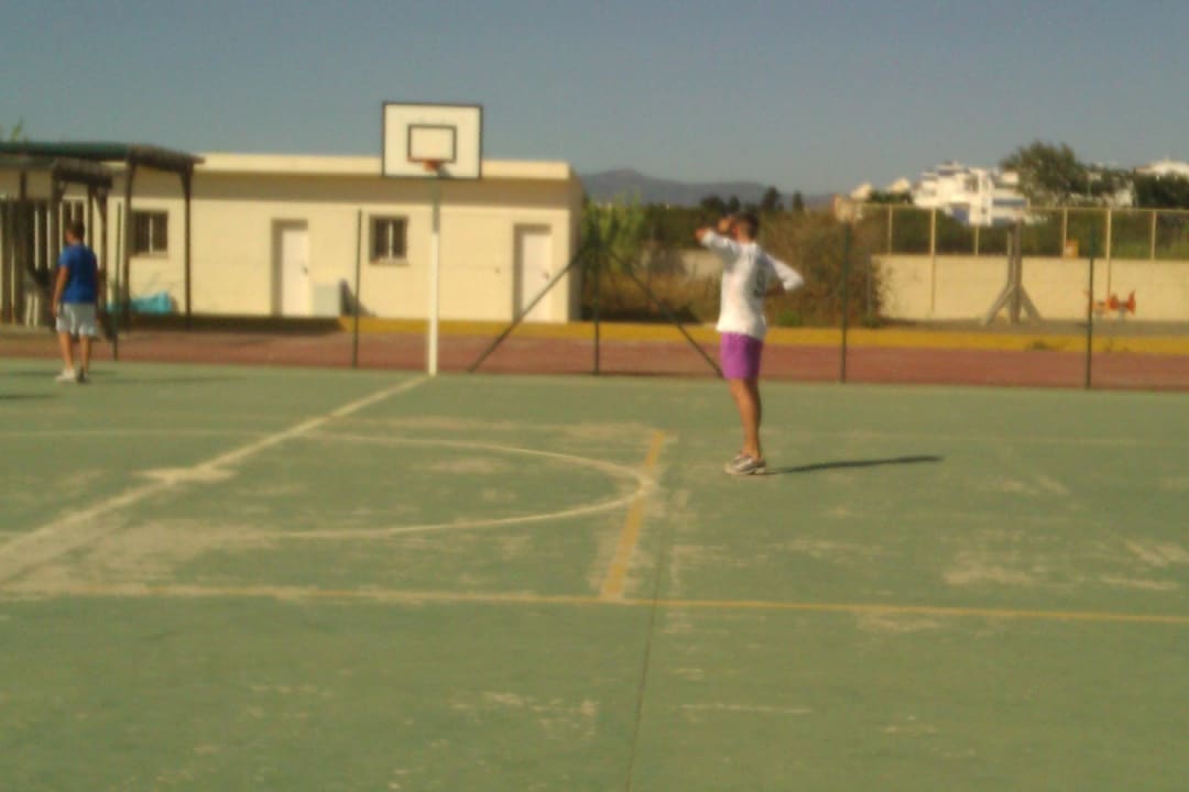 Tennis/footie pitch Hotel Puente Real
