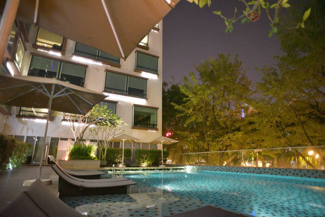 Pool Deluxe Park Regis Singapore