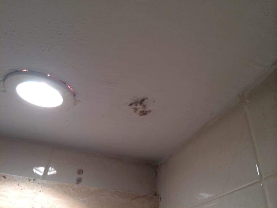 Nochmal Schimmel an der Decke im Bad Hotel Bahia del Sol