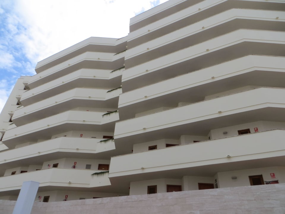 Das Hotel von vorne Aparthotel Playa Dorada
