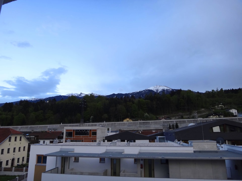 Im Hintergrund Patschiekoferl und Ambras Hotel Kapeller