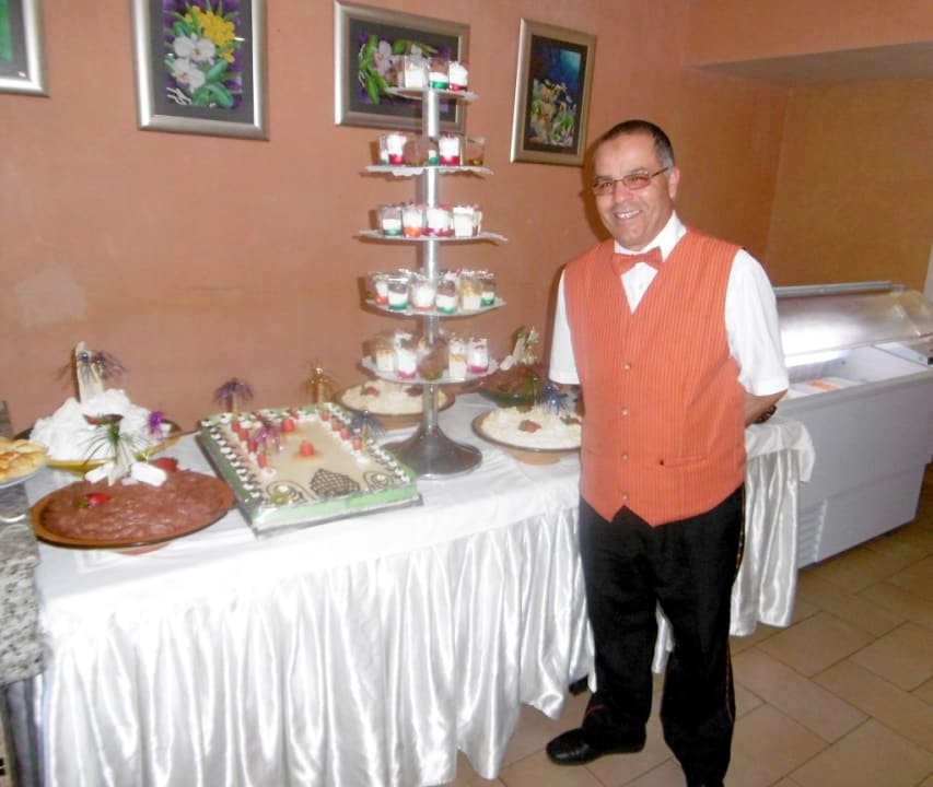 Unser Kellner Beschir. Hotel Paradis Palace