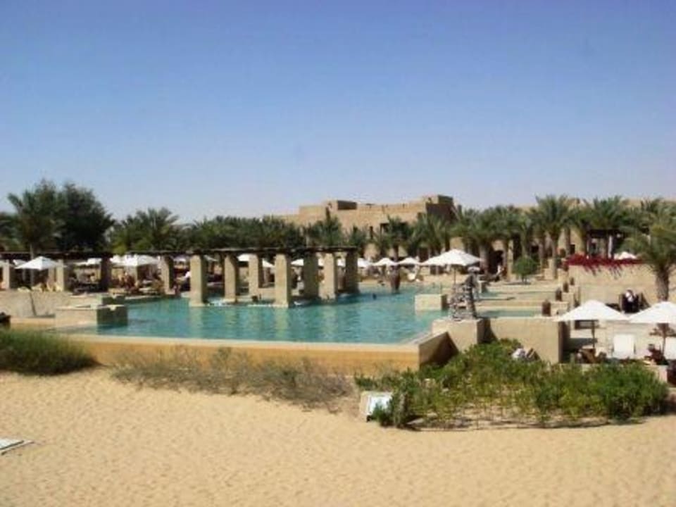 Blick von der Wüste aufs Hotel- Pool Hotel Bab Al Shams Desert Resort & Spa