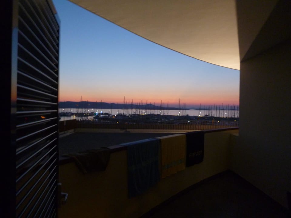 Abendlicher Blick aus dem Zimmer auf den Yachthafen Hotel IN Biograd