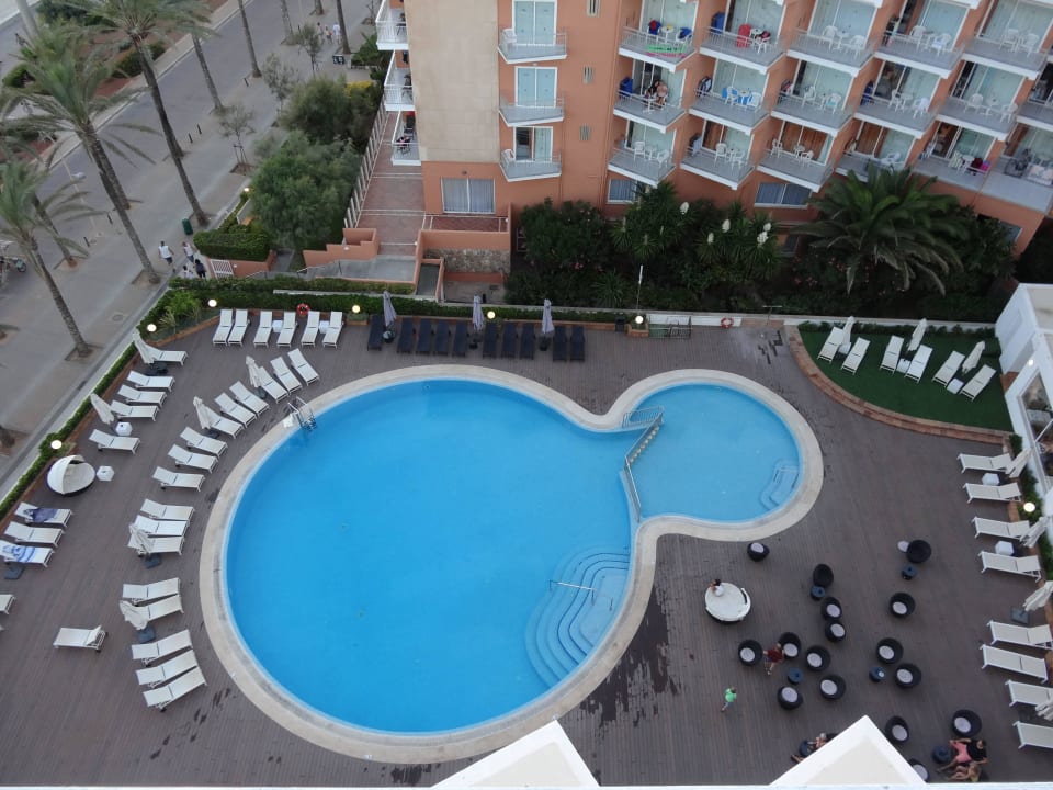 Die Poolanlage im EG HM Tropical