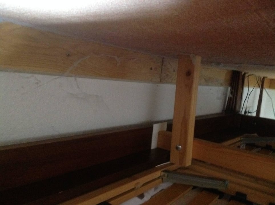 Spinnengewebe unter dem Bett Waldhaus an de Miälkwellen