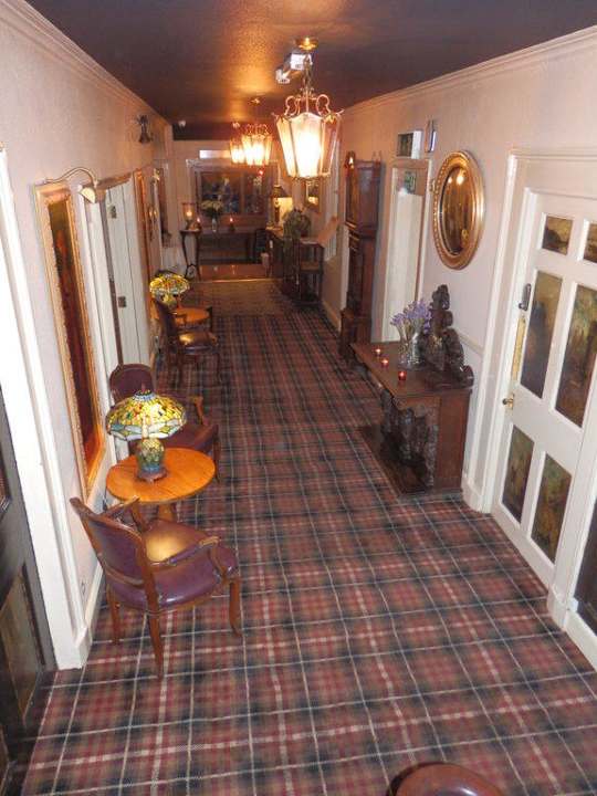 Eingangsbereich mit Blick zum Restauranteingang Castle Hotel