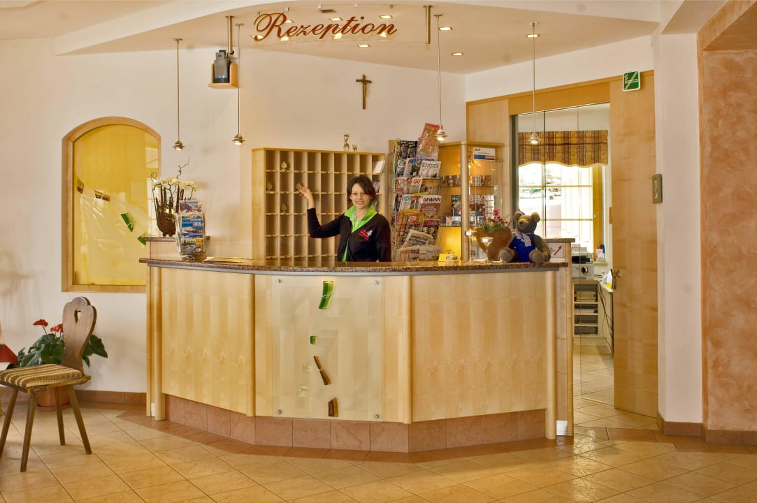 Rezeption Familienhotel Berghof