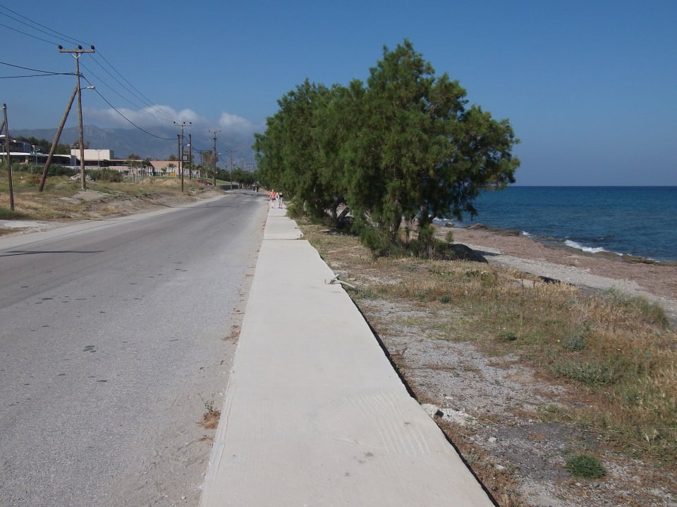 Дорога между пляжем и морем Lagas Aegean Village