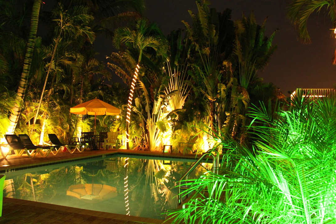 Piscine - la nuit Hotel The Cocobelle Resort