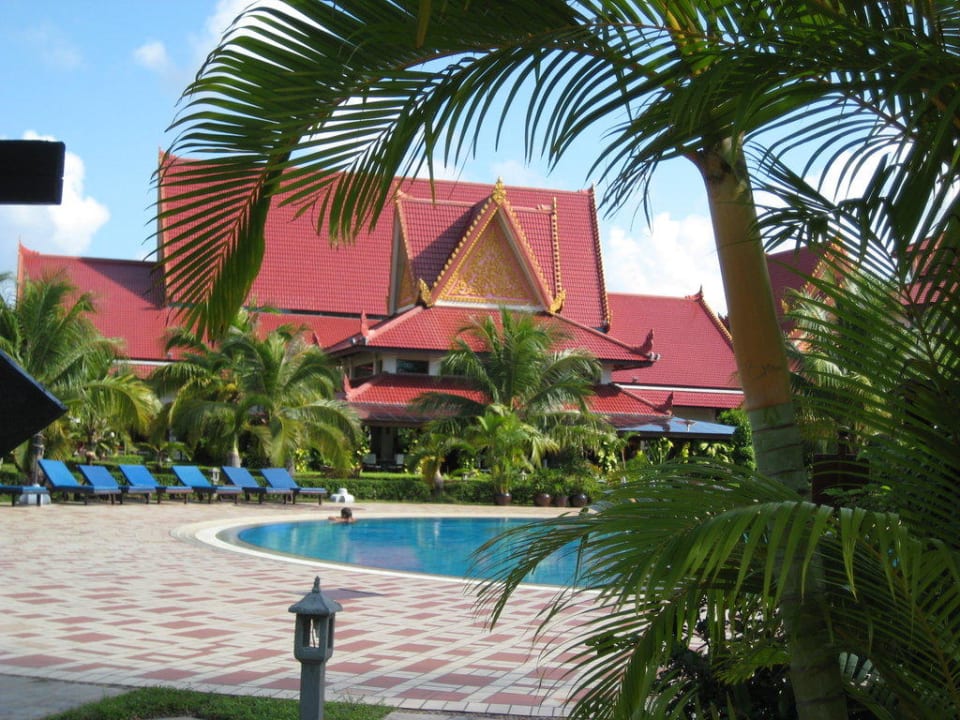 Blick über Pool auf Haupthaus Hotel Sokha Beach Resort & Spa