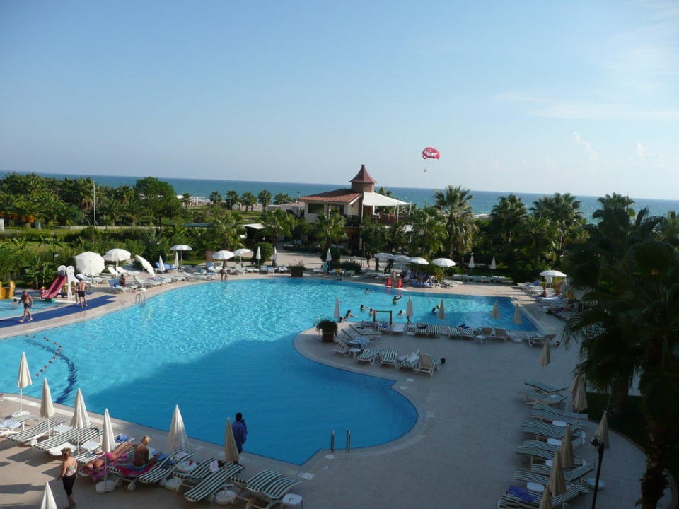 Pool mit Merr im Hintergrund Bella Resort & Spa