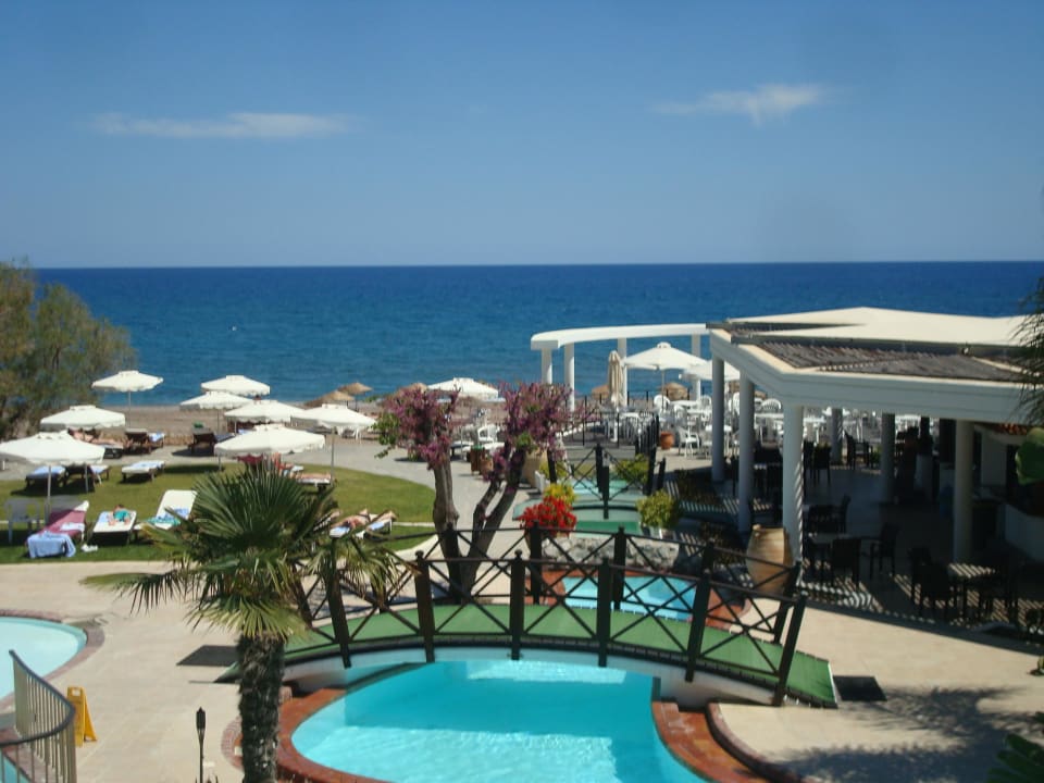 Blick zur Strandbar Hotel Calypso Beach