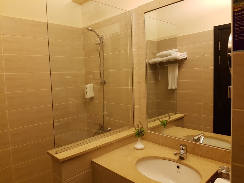 Badezimmer mit offener Dusche  Jaz Makadi Oasis Resort