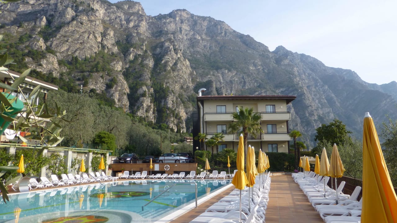 Außenpool mit Hotel Hotel Ilma