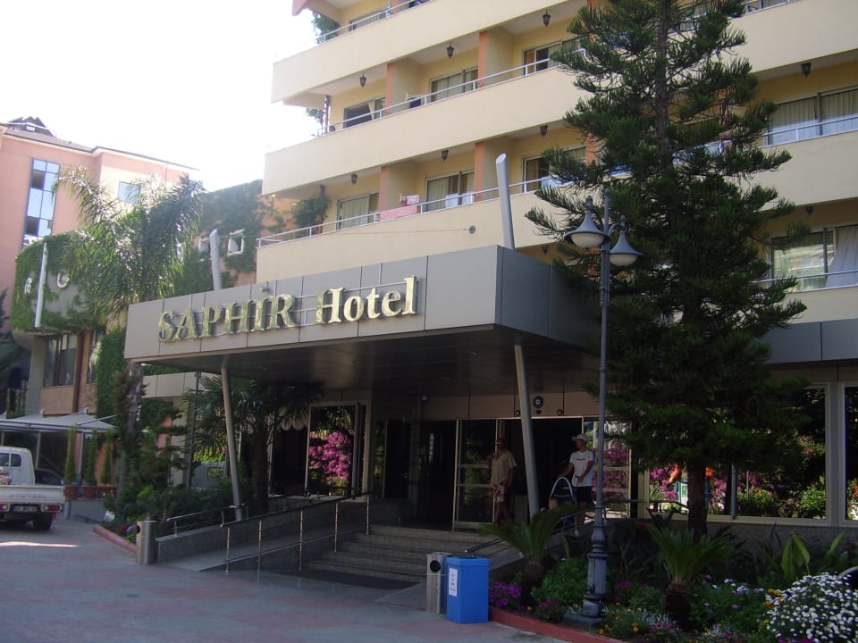 Eingang Saphir Hotel & Villas
