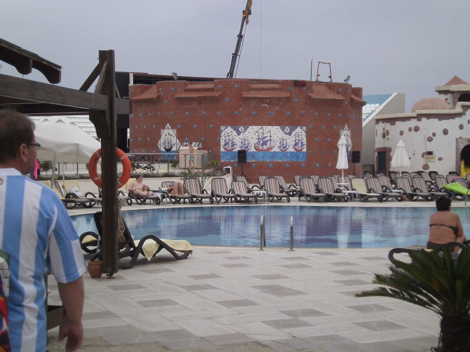 Pool mit Kinderclub Gebäude im Hintergrund Calimera Serra Palace