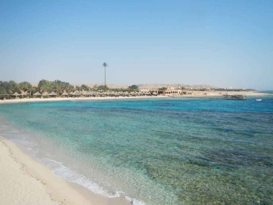 Blick über Strand und Bucht Mövenpick Resort El Quseir