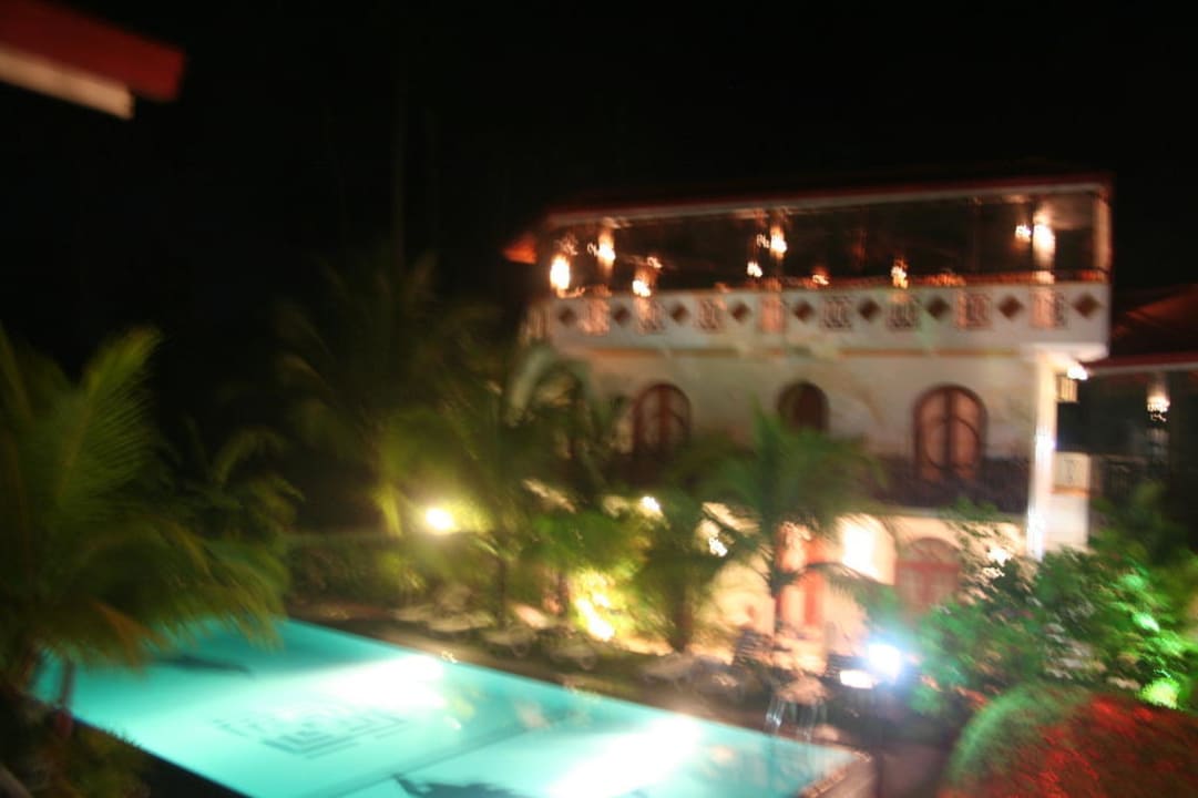 Anlage bei Nacht Hotel Bentota Village