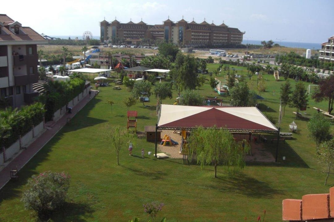 Gartenanlage mit Kinderspielplatz Hane Family Resort