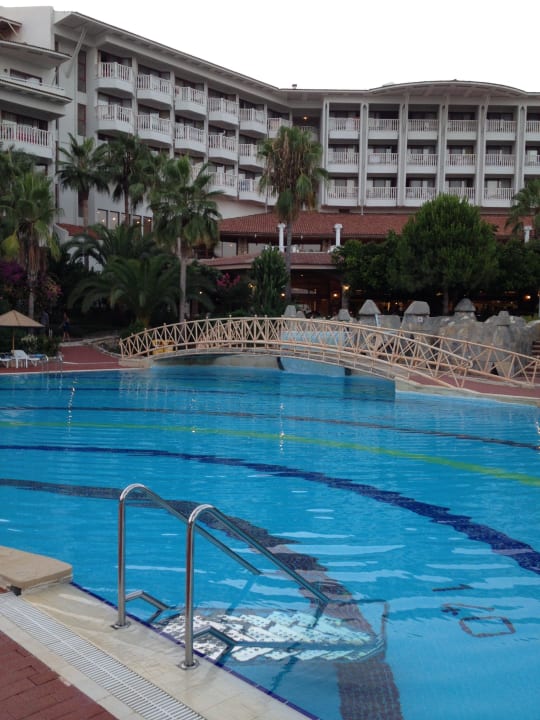 Pool mit Blick auf das Hotel Hotel Defne Garden