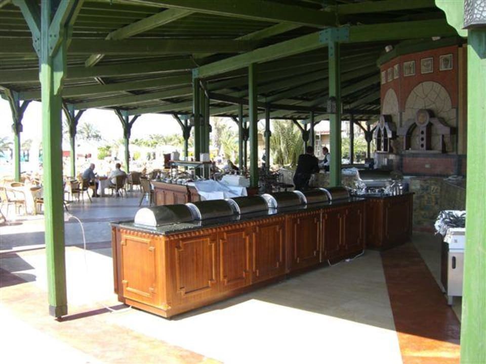 Snacks an der Poolbar Papillon Belvil