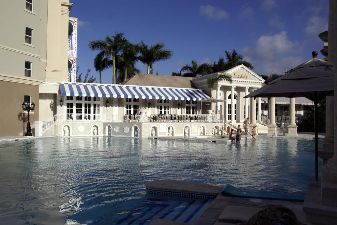 Ruhiger Pool mit Blick auf Lobby Sandals Royal Bahamian