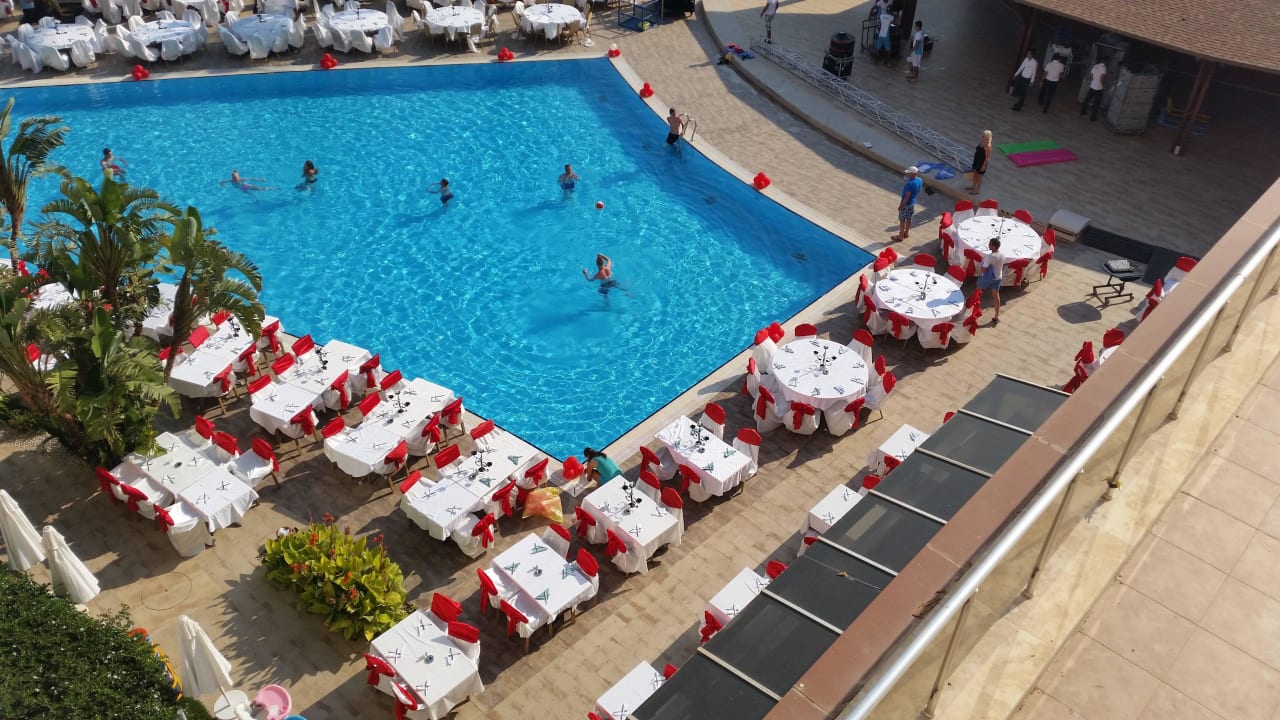 1 van de zwembaden Saturn Palace Resort Hotel
