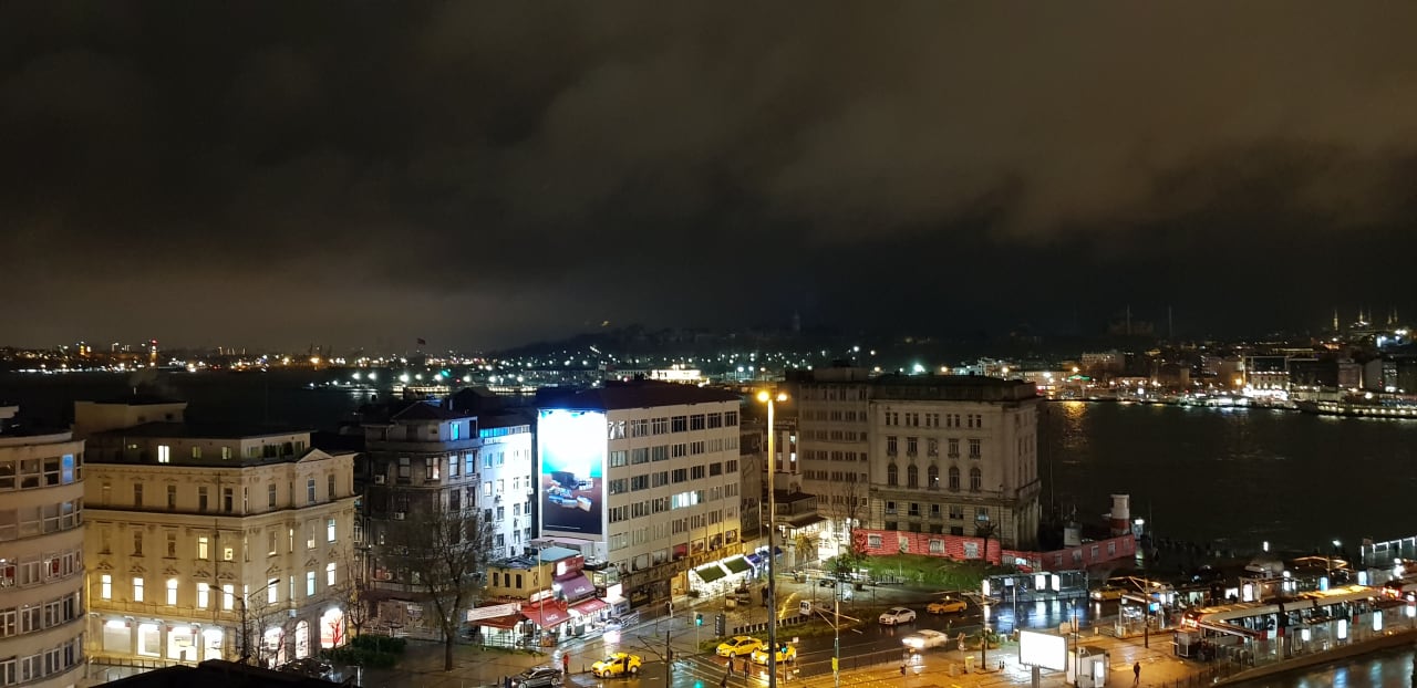 Ausblick von der Rooftop Bar auf dem Dach The House Hotel Vault Karakoy