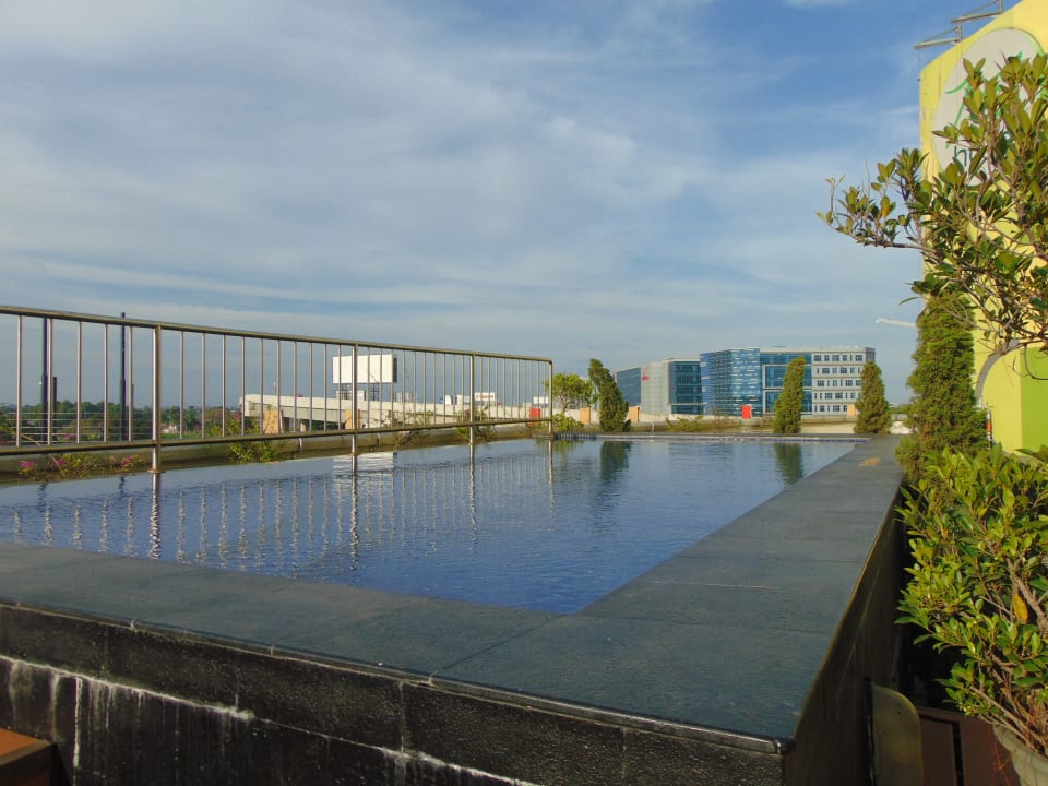 Pool Swiss-Belhotel Airport Jakarta