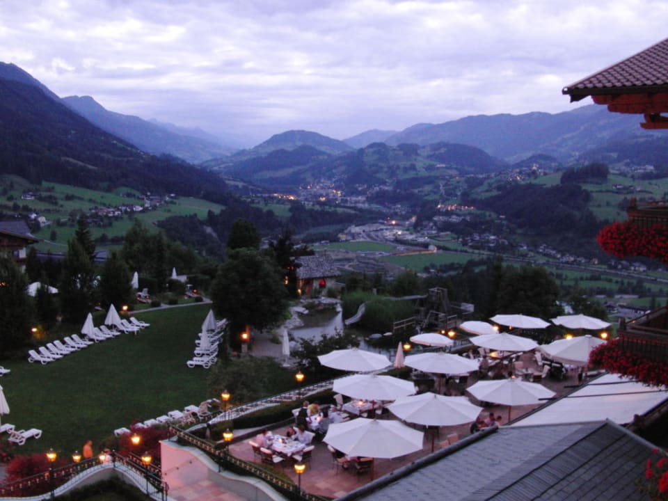 Ausblick von der Terrasse am Abend Hotel Oberforsthof