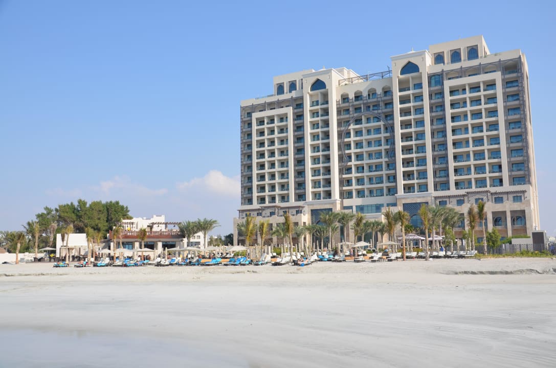 Blick vom Strand auf das Hotel Ajman Saray, a Luxury Collection Resort