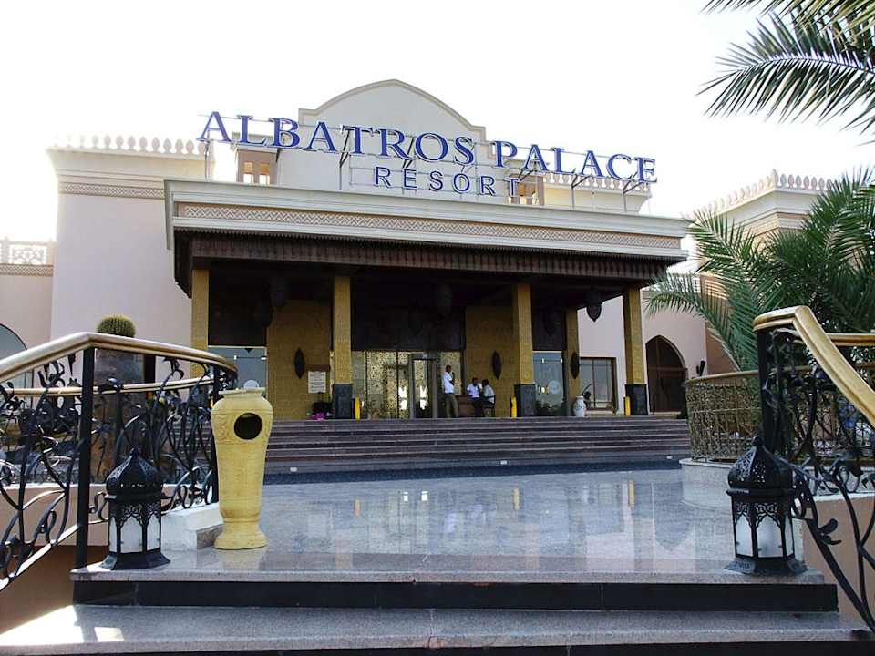 Вход в отель Pickalbatros Palace Resort