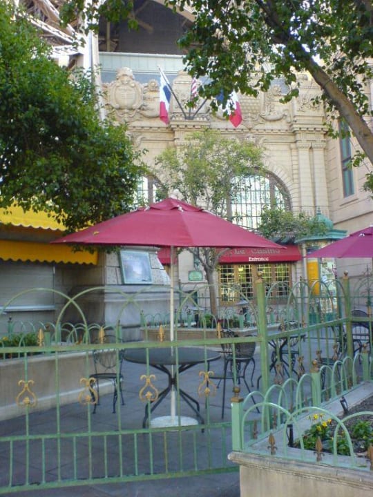 Vor dem Hotel zum Strip Paris Las Vegas Hotel & Casino