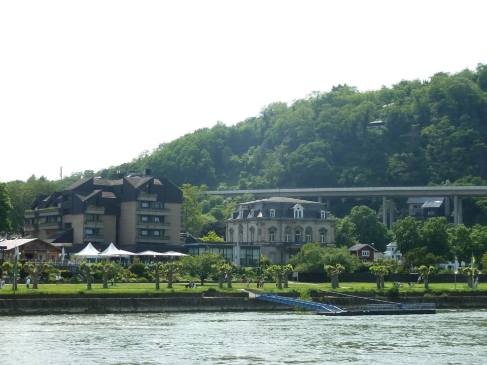 Blick vom Rhein zum Hotel Parkhotel am Schänzchen