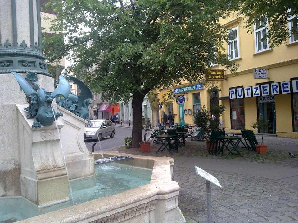 Вид отеля со стороны центрально улицы Apartments Shermin